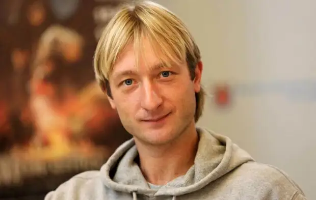 Младший сын Плющенко впервые встал на коньки