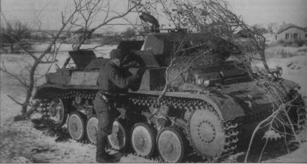 оветский офицер осматривает немецкий лёгкий танк Pz.II Ausf. F, захваченный советскими войсками на хуторе Сухановский. Донской фронт. Декабрь 1942 г. вов, военное, интересное, история, трофеи, фото