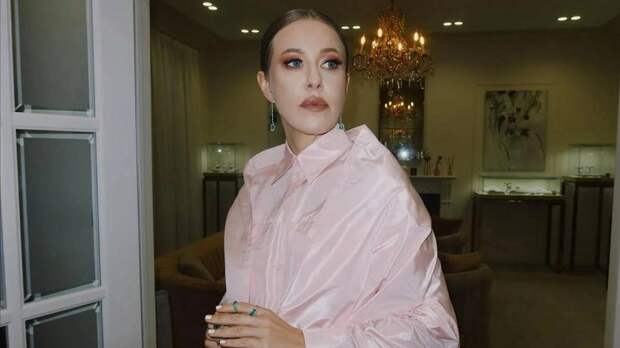 «Как вам мой лук «готическая Снегурочка»?»: 44-летняя Ксения Собчак предстала в дерзком образе