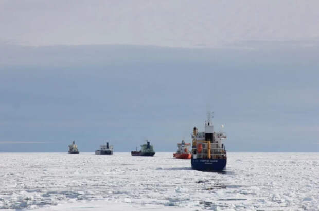 Аналитик Юшков: поставки СПГ России могут перенаправить в Азию