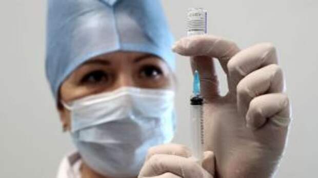 С 1 февраля медиков и коммунальщиков, не прошедших вакцинацию, будут отстранять от работы
