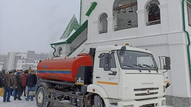 В храме Иоанна Богослова хлорировали емкости для раздачи воды перед Крещением