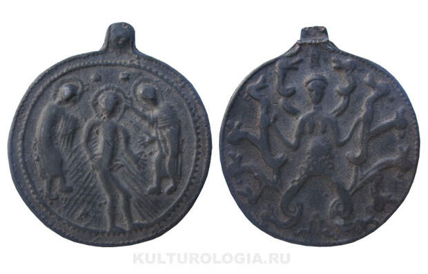Нательная иконка-змеевк с изображением Крещения Христова, XII в.