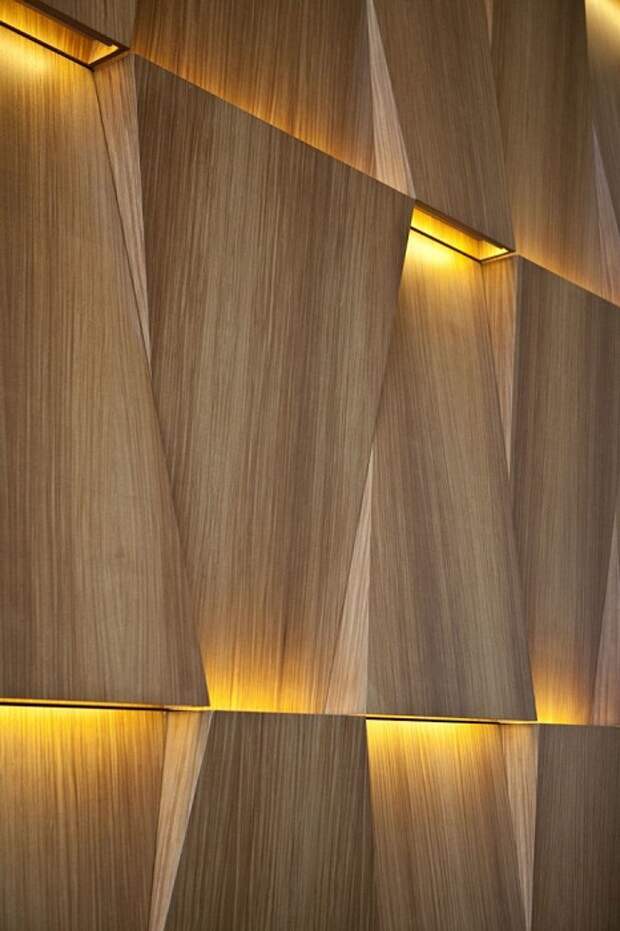 Оптимальное оформление стены деревянного типа с интересным освещением, что станет изюминкой любого интерьера.