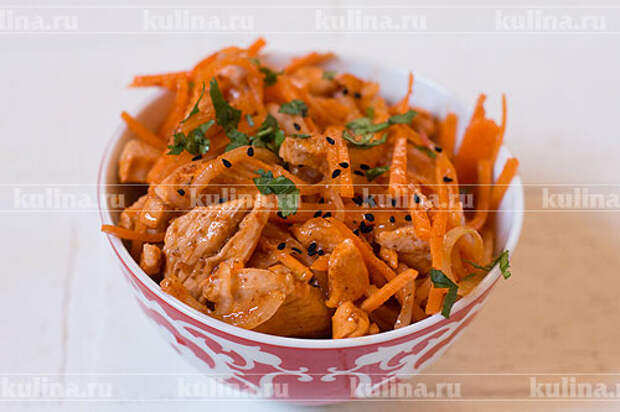 Хе из курицы Переложить хе из курицы в красивое блюдо, украсить мелко нарезанной кинзой и подать к столу. Приятного аппетита!