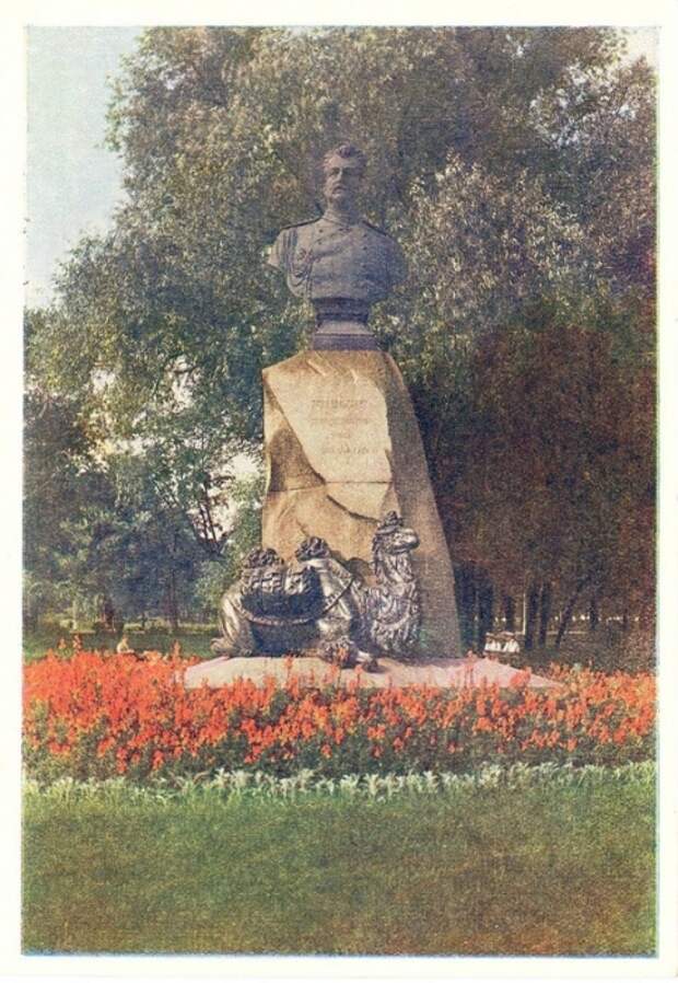 Постамент российскому путешественнику, географу и исследователю. Находится в Александровском саду в Адмиралтейском районе города.