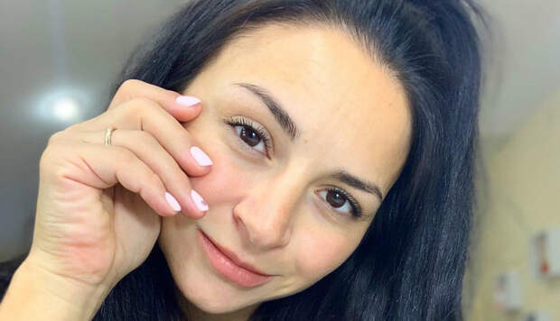 Илона Гвоздева расстегнула пиджак и прижала ребенка