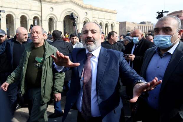 Премьер Армении освободил от должности начальника Генштаба ВС