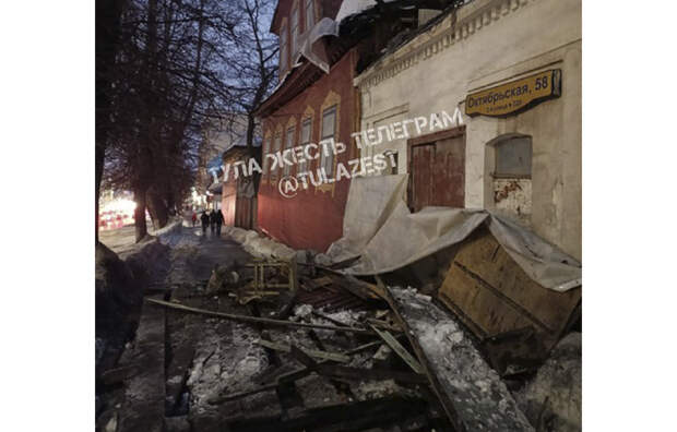 В Туле на улице Октябрьской обрушилась часть заброшенного дома