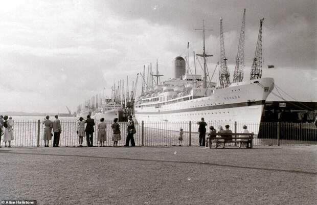 Новые Доки в порту Саутгемптона, 16 августа 1959 года. Судно на переднем плане - SS Nevasa, которым в то время управляла британско-индийская компания Steam Navigation Company