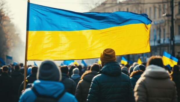 Для замерзающих киевлян во дворах строят палаточные лагеря с генераторами