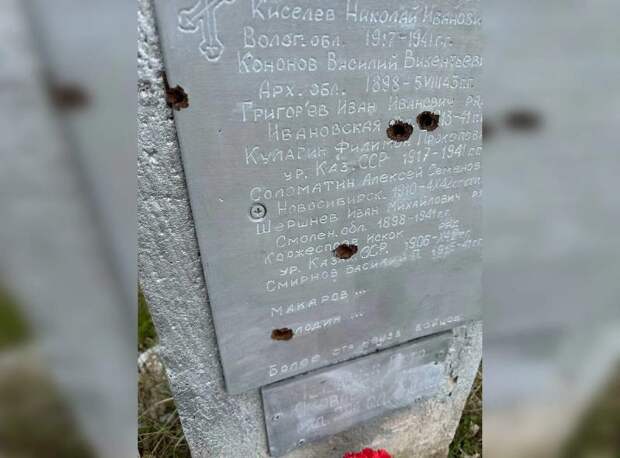 СКР: В Ленобласти неизвестный расстрелял мемориал «Скорбящий матрос»