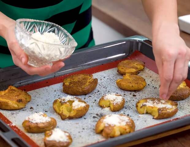 Хрустящая раздавленная картошка в духовке Картофель, В духовке, Запеченный картофель, Рецепт, Еда, Кулинария, Видео, Длиннопост