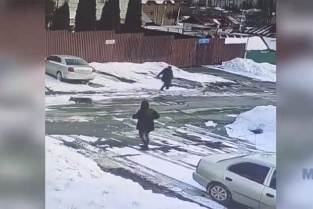 В Саратове женщина помогла упавшей пенсионерке и украла у нее золото