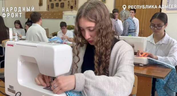 В майкопской гимназии шьют подушки для военных