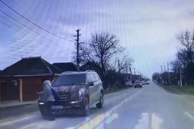 В Краснодарском крае Mercedes сбил девочку на зебре и попал на видео