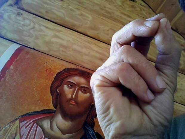 Креститесь по любому поводу? История этого и других суеверий…