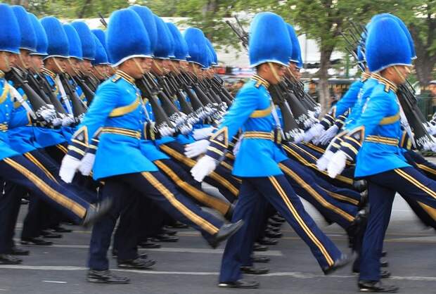 Марш Королевской гвардии во время парада, посвящённого 88-летию короля Пхумипона.