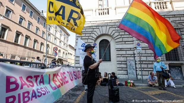 ЛГБТ-активисты перед зданием Сената Италии (фото из архива)