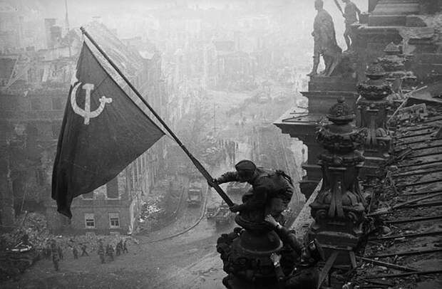 9 мая 2024 г. неизвестные развернули над рейхстагом Знамя Победы, снова, но радости это не принесло