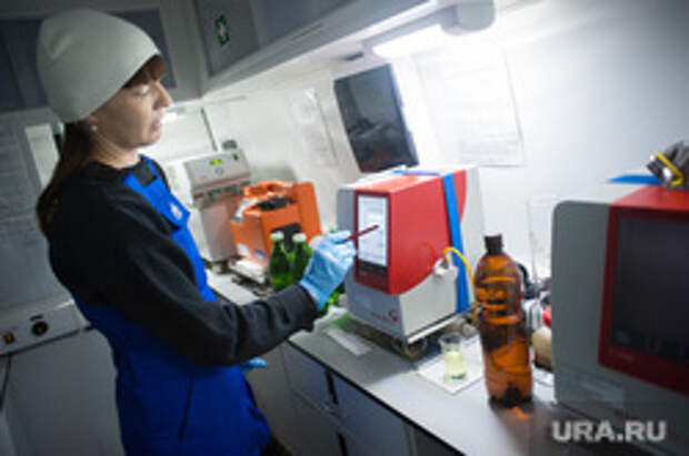 Процесс контроля качества топлива на АЗС "Газпромнефть". Екатеринбург, тестирование, лаборатория, контроль, Экспертиза