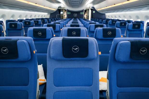 Сотни пассажиров оставили ночевать в самолетах в аэропорту страны Европы