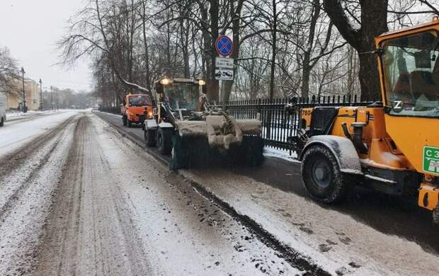 Коммунальщики чистят Петербург от снега в усиленном режиме