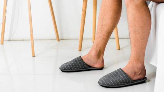 El Confidencial: ношение тапок дома ослабляет мышцы ног