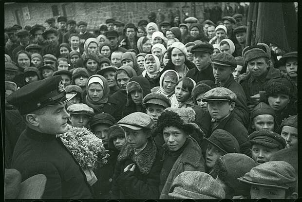 Товарищ М. ведет беседу с молодежью. Ленинград, 1940. Великая Отечественная война, СССР, история