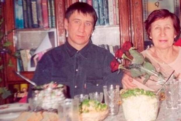 Юрий Чикатило и его мать. Фото: из архива семьи//Паблик в "ВК" о серийных убийцах
