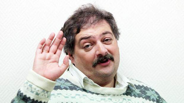 Вот Дима Быков в своем репертуаре, честное слово. Странно, что ему еще не позвонили из службы безопасности Сбербанка. С таким кредитом доверчивости самое то просить сказать три цифры на обороте!-3