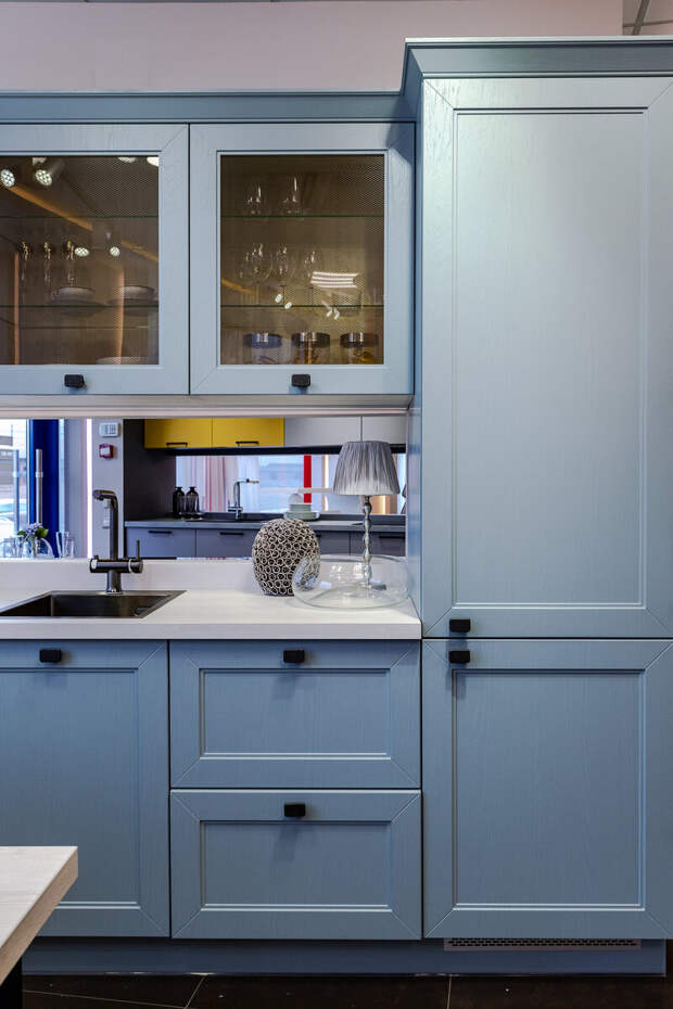 Кухня ШЕФФИЛД (МДФ+ПВХ) со встроенным холодильником. Фото в салоне