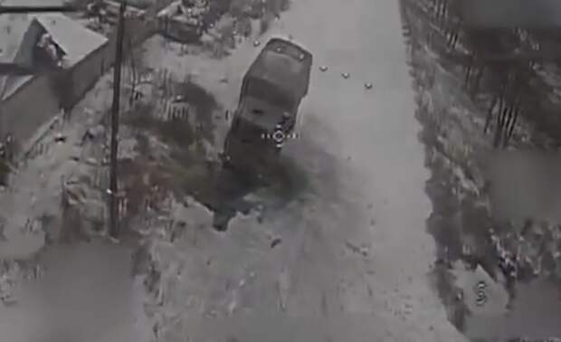 Российские операторы FPV-дронов уничтожили грузовой автомобиль с живой силой ВСУ