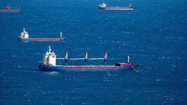 Сухопутное путешествие: суда в Ормузском проливе «выбрасываются» на берег