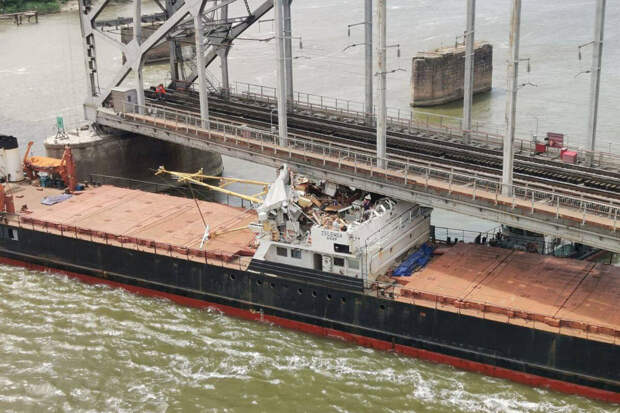 МЧС: сухогруз врезался в пролет железнодорожного моста из-за потери управления