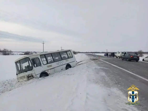 Автобус с пассажирами попал в ДТП и вылетел с дороги в Новосибирской области