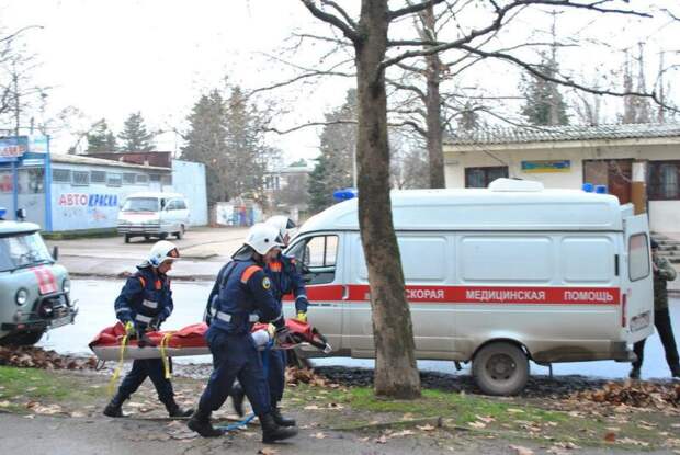 Севастопольские спасатели помогли мужчине, по неосторожности провалившемуся в узкую балку