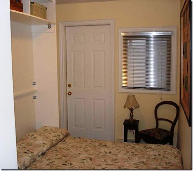 Большую кровать можно спрятать в шкаф.