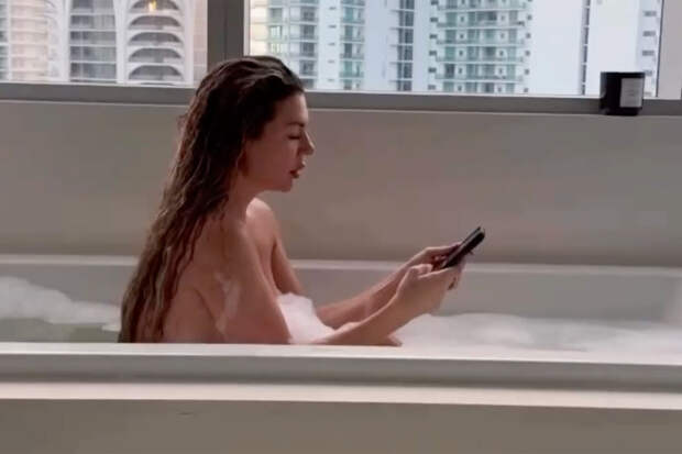 Певица Анна Седокова выложила видео из ванны