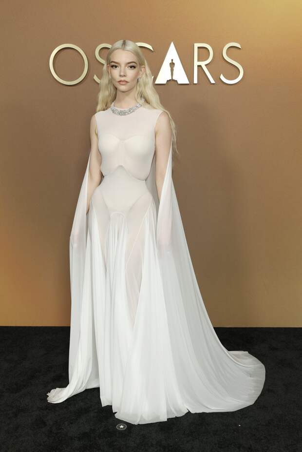 Фавориты: Дженнифер Лопес, Сидни Суини и Эмма Стоун