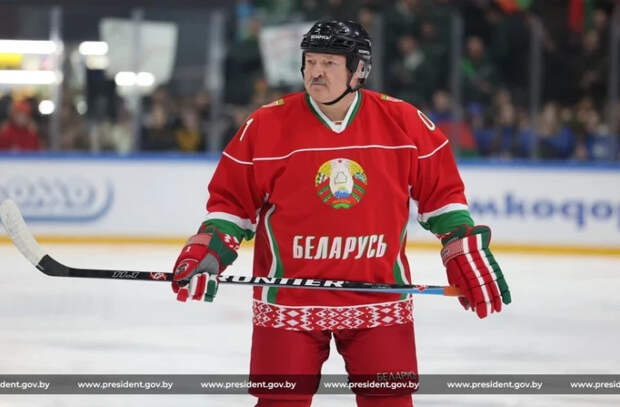 Лукашенко - о своем падении на матче по хоккею: "Бей своих, чтобы чужие боялись"