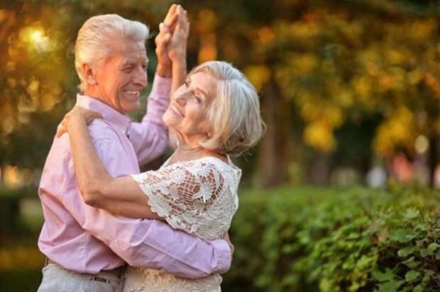 Elderly couple dancing Узнаем себя: 5 типов любви на пути к семейному счастьюУзнаем себя: 5 типов любви на пути к семейному счастью