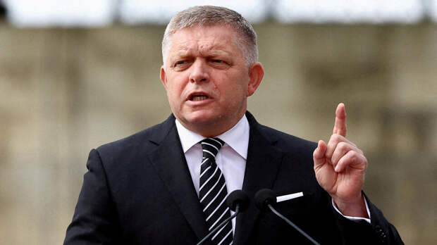 Фицо поздравил граждан с Новым годом на русском языке