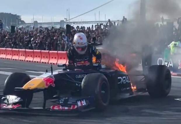 Машина Red Bull Racing загорелась во время шоу-заезда в Сан-Франциско
