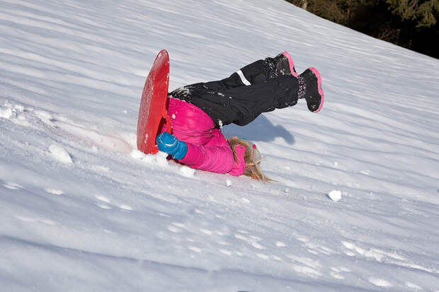 Юрист Печников: родителей ждет штраф за катание детей с горки в неположенных местах