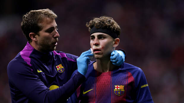 Вратарь «Атлетико» разбил лицо до крови футболисту «Барселоны» в матче Лиги чемпионов