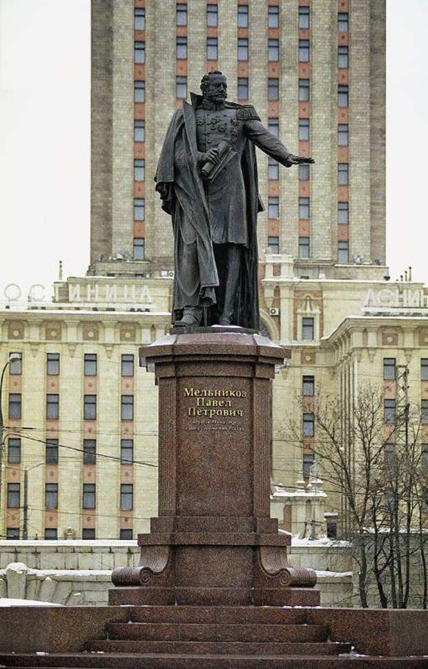 Какой был 1 памятник. Памятник Мельникову на Комсомольской площади. Мельников Павел Петрович памятник. Памятник Павлу Мельникову на площади трех вокзалов. Памятник Павлу Мельникову Комсомольская площадь.