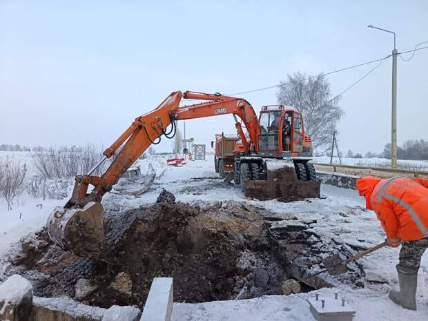 В Тульской области продолжается ремонт моста через реку Ольховка