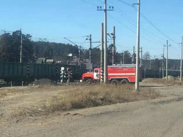 В Атамановке пожарная машина не могла проехать к месту возгорания из-за перекрытого поездом ж/д переезда