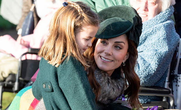 Платье для принцессы Шарлотты: Кейт Миддлтон с детьми замечена в магазине рядом с их поместьем Анмер-холл